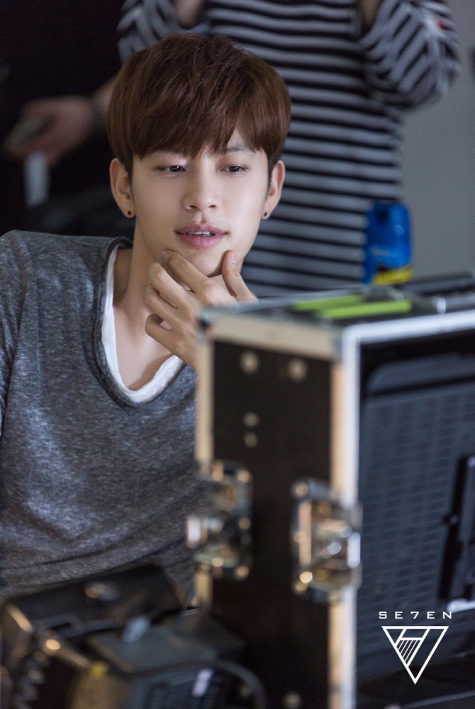 15 tuổi, Se7en (tên thật là Choi Dong Wook) bước vào công ty giải trí lớn YG và được đào tạo 4 năm tại đây. Se7en trình làng vào năm 2003, với ca khúc Come Back To Me. Tháng 3/2003, anh phát hành album đầu tiên Just Listen đứng thứ 10 trong top doanh thu album năm đó. Tại lễ trao giải cuối năm của đài Mnet, Se7en được miêu tả là “tân binh siêu phàm” – người duy nhất có khả năng đối đầu với Bi Rain ở thời điểm đó dù họ là bạn thời trung học. Se7en từng bước khẳng định vị trí ca sĩ solo. Sở hữu gương mặt ưa nhìn, khả năng vũ đạo điêu luyện, có chất giọng, Se7en mang tới loạt hit như Passion, I Know, La La La... Vào thời điểm hoàng kim nhất trong sự nghiệp, Se7en còn được coi như tấm gương cho đàn em như Taeyang của nhóm Big Bang (được so sánh sẽ kế thừa Se7en), cũng như trở thành ca sĩ solo đầu tiên thành công dưới mái nhà YG. Se7en mắc chứng rối loạn ám ảnh cưỡng chế rất nhiều. Se7en từng tiết lộ: "Tôi sống ở tầng 7, khi tôi viết ca khúc hòa tấu thì có 7 sân khấu và ngày tôi ra mắt là ngày 7/7". 15 tuổi, Se7en (tên thật là Choi Dong Wook) bước vào công ty giải trí lớn YG và được đào tạo 4 năm tại đây. Se7en trình làng vào năm 2003, với ca khúc Come Back To Me. Tháng 3/2003, anh phát hành album đầu tiên Just Listen đứng thứ 10 trong top doanh thu album năm đó. Tại lễ trao giải cuối năm của đài Mnet, Se7en được miêu tả là “tân binh siêu phàm” – người duy nhất có khả năng đối đầu với Bi Rain ở thời điểm đó dù họ là bạn thời trung học. Se7en từng bước khẳng định vị trí ca sĩ solo. Sở hữu gương mặt ưa nhìn, khả năng vũ đạo điêu luyện, có chất giọng, Se7en mang tới loạt hit như Passion, I Know, La La La... Vào thời điểm hoàng kim nhất trong sự nghiệp, Se7en còn được coi như tấm gương cho đàn em như Taeyang của nhóm Big Bang (được so sánh sẽ kế thừa Se7en), cũng như trở thành ca sĩ solo đầu tiên thành công dưới mái nhà YG. Se7en mắc chứng rối loạn ám ảnh cưỡng chế rất nhiều. Se7en từng tiết lộ: "Tôi sống ở tầng 7, khi tôi viết ca khúc hòa tấu thì có 7 sân khấu và ngày tôi ra mắt là ngày 7/7".