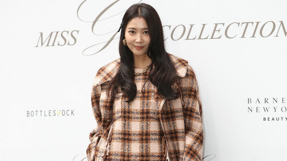 Oh Yoon Ah được biết đến là một trong những 'ác nữ màn ảnh' nổi tiếng xứ Hàn, khi thường xuyên đảm nhận tuyến nhân vật phản diện, ghê gớm và mưu mô. Bên cạnh sự nghiệp thì Oh Yoon Ah còn nổi tiếng khi là một trong 7 thành viên thuộc nhóm bạn thân quyền lực của Son Ye Jin. Nếu so về đời tư, Oh Yoon Ah chính là 'mỹ nhân' kết hôn sớm nhất trong nhóm. Tuy nhiên, cuộc hôn nhân của cô chỉ kéo dài 8 năm. Sau khi "đường ai nấy đi" với chồng vào năm 2015, Oh Yoon Ah giành được quyền nuôi con.