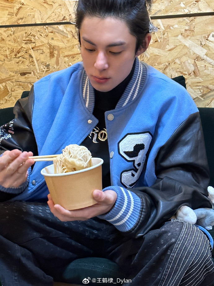 Theo ghi nhận mới nhất vào ngày 19/11, hashtag Vương Hạc Đệ trên Douyin (nền tảng mạng xã hội lớn nhất Trung Quốc, hay còn được biết tới là Tiktok) đã chính thức cán mốc 60 tỷ view, đưa 'tổng tài' Thời Yến lên 'Top 1 sao nam có lượt xem tăng cao nhất năm 2023'.