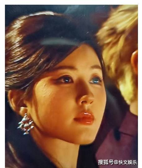 Triệu Lộ Tư tham gia sự kiện Star Awards.Trong bức ảnh chụp, khuôn mặt cô tròn trịa và biểu cảm khá 'đơ cứng' khiến khán giả khó có thể nhận ra. Được biết, nữ diễn viên 9X thực chất đã mắc phải căn bệnh dị ứng mề đay, dẫn đến liên tục nổi các nốt sần trên mặt và cả người. Cô phải liên tục dùng thuốc điều trị trong thời gian qua, đồng thời giúp kiểm soát tình trạng dị ứng khi phải ra ngoài làm việc hay quay phim. Mặc dù vậy, số đông vẫn cho rằng Triệu Lộ Tư lại thể hiện khí chất nữ tính khác, thật đáng kinh ngạc.