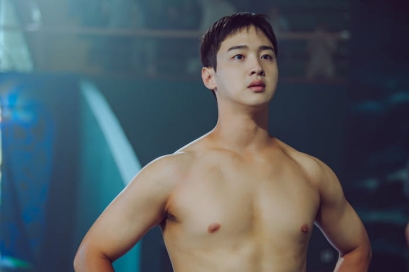 Với khuôn mặt nhỏ nhắn cùng những đường nét dễ thương, nam diễn viên Jang Dong Yoon đã có 'cú lột xác' ngoạn mục với nhân vật đô vật đáng tin cậy kể từ sau khi gây được tiếng vang lớn khi thể hiện khéo léo vai Jeon Nok Ku, một người đàn ông giả nữ giới trong Chosun Romance Story of Nokdu. Theo đội ngũ sản xuất, Jang Dong Yoon đã tăng 10 kg khi đóng phim này, đồng thời thường xuyên phân tích các trận đấu vật và cố gắng trực tiếp cảm nhận cử chỉ cũng như cảm xúc của các đô vật. Với khuôn mặt nhỏ nhắn cùng những đường nét dễ thương, nam diễn viên Jang Dong Yoon đã có 'cú lột xác' ngoạn mục với nhân vật đô vật đáng tin cậy kể từ sau khi gây được tiếng vang lớn khi thể hiện khéo léo vai Jeon Nok Ku, một người đàn ông giả nữ giới trong Chosun Romance Story of Nokdu. Theo đội ngũ sản xuất, Jang Dong Yoon đã tăng 10 kg khi đóng phim này, đồng thời thường xuyên phân tích các trận đấu vật và cố gắng trực tiếp cảm nhận cử chỉ cũng như cảm xúc của các đô vật.