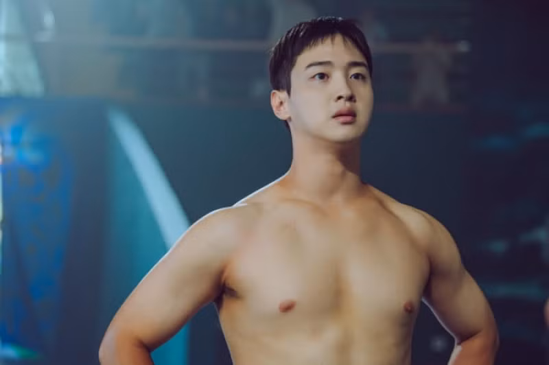 Với khuôn mặt nhỏ nhắn cùng những đường nét dễ thương, nam diễn viên Jang Dong Yoon đã có 'cú lột xác' ngoạn mục với nhân vật đô vật đáng tin cậy kể từ sau khi gây được tiếng vang lớn khi thể hiện khéo léo vai Jeon Nok Ku, một người đàn ông giả nữ giới trong Chosun Romance Story of Nokdu. Theo đội ngũ sản xuất, Jang Dong Yoon đã tăng 10 kg khi đóng phim này, đồng thời thường xuyên phân tích các trận đấu vật và cố gắng trực tiếp cảm nhận cử chỉ cũng như cảm xúc của các đô vật.