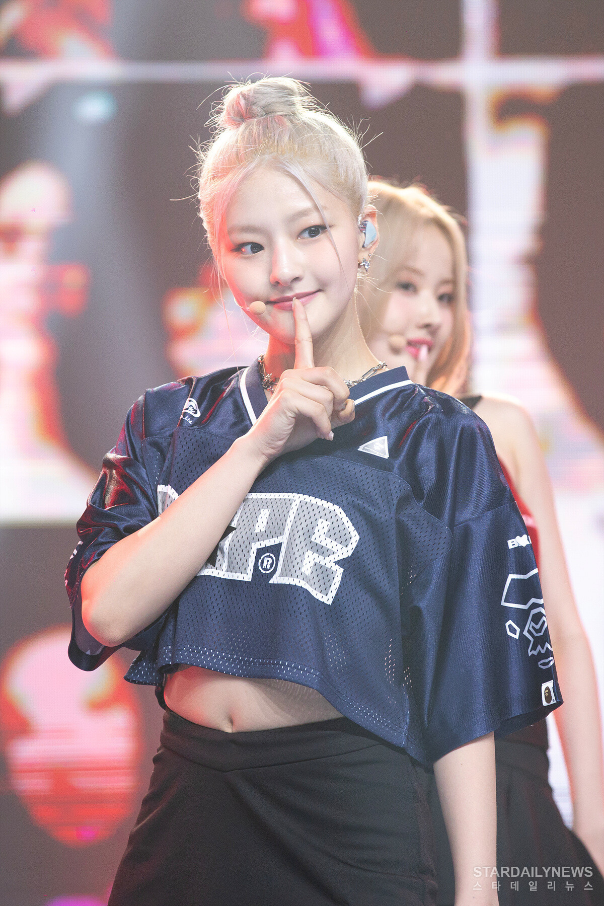 Sinh năm 2005, Haneul là maknae (em út) của nhóm, sở hữu vẻ đẹp mê hồn. Cô nàng được kỳ vọng là nguồn năng lượng của cả nhóm, truyền tải nhiều sức hút khác nhau, sở hữu tiềm năng âm nhạc như vô tận và ngoại hình thu hút, kỹ năng xuất sắc. Haneul cũng là một Idol đa ngôn ngữ, có thể nói cả tiếng Anh, tiếng Hàn và tiếng Nhật.