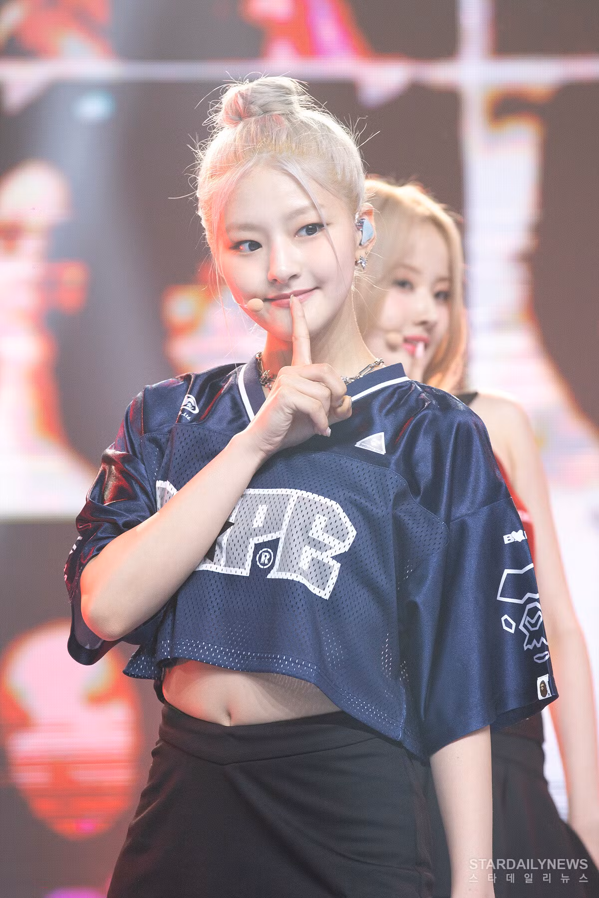Sinh năm 2005, Haneul là maknae (em út) của nhóm, sở hữu vẻ đẹp mê hồn. Cô nàng được kỳ vọng là nguồn năng lượng của cả nhóm, truyền tải nhiều sức hút khác nhau, sở hữu tiềm năng âm nhạc như vô tận và ngoại hình thu hút, kỹ năng xuất sắc. Haneul cũng là một Idol đa ngôn ngữ, có thể nói cả tiếng Anh, tiếng Hàn và tiếng Nhật.