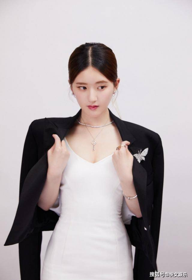 Ngoài sự thay đổi về ngoại hình, biểu cảm của Triệu Lộ Tư còn thể hiện khí chất của một quý cô. Cô ấy cởi mở và hào phóng, những động tác, cử chỉ cũng bộc lộ sự cao quý bẩm sinh. Khí chất này phù hợp với tuổi tác và địa vị của cô ấy.