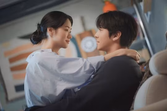 Những màn trình diễn khác nhau, vượt qua thời gian và cảm xúc khác nhau, cùng 'phản ứng hóa học' giữa 'cặp đôi cuốn thực lực nhất màn ảnh xứ Hàn' càng khiến cộng đồng mạng 'nôn nóng' hơn bao giờ hết.