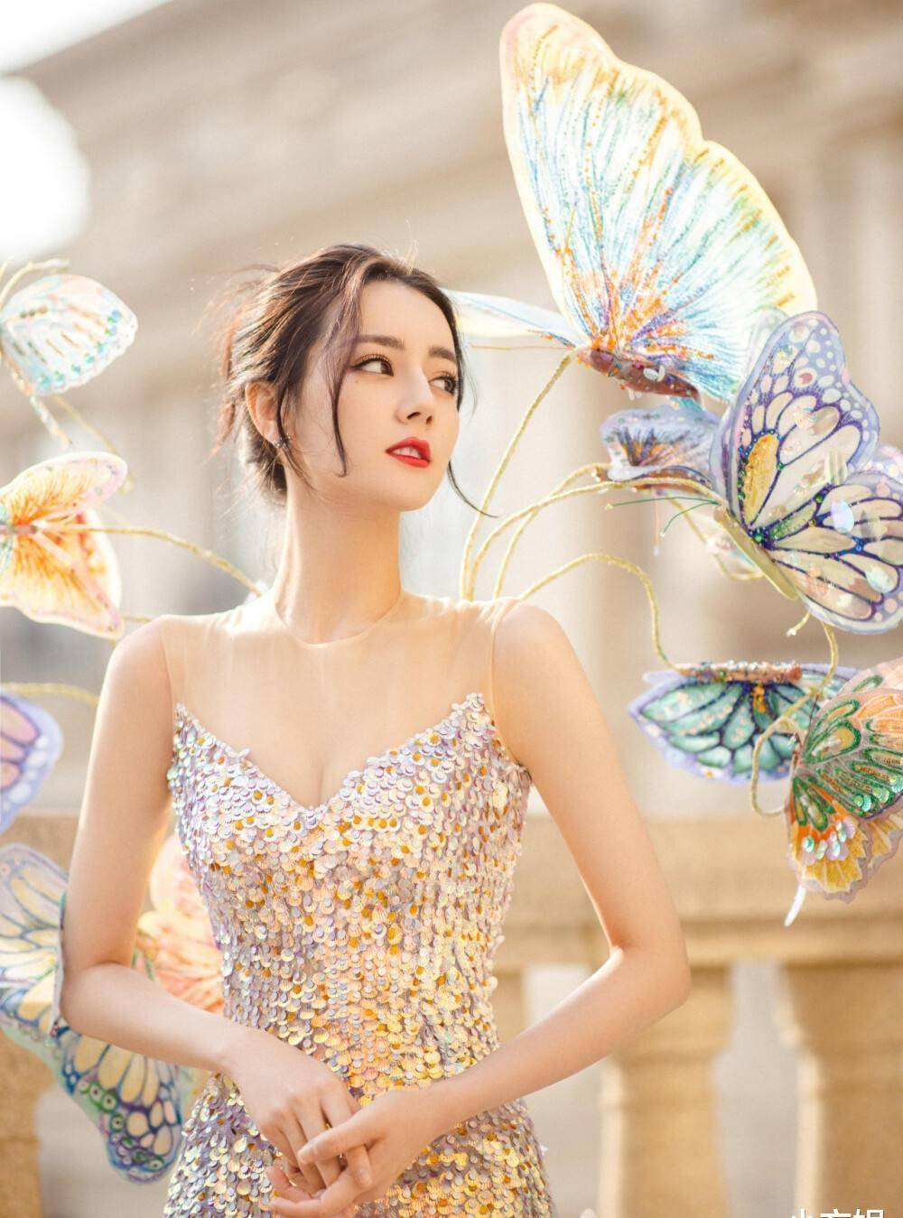 Năm 2015, Địch Lệ Nhiệt Ba có màn ra mắt ấn tượng trong bộ phim truyền hình Người tình Carat và được nhiều người yêu thích, sau đó là một loạt vai chính trong Lục phiến môn, Tam sinh tam thế thập lý đào hoa, Lệ cơ truyện, Trường ca hành, Em là niềm kiêu hãnh của anh... Năm 2015, Địch Lệ Nhiệt Ba có màn ra mắt ấn tượng trong bộ phim truyền hình Người tình Carat và được nhiều người yêu thích, sau đó là một loạt vai chính trong Lục phiến môn, Tam sinh tam thế thập lý đào hoa, Lệ cơ truyện, Trường ca hành, Em là niềm kiêu hãnh của anh...