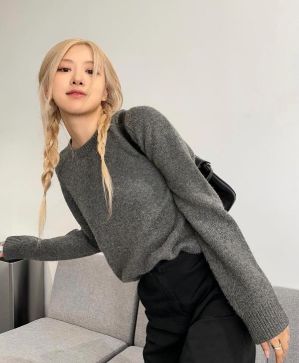 Rosé một lần nữa khẳng định vị thế của mình khi được tạp chí Rolling Stone AU/NZ (phiên bản Australia và New Zealand) vinh danh là một trong số 50 "biểu tượng sống" của ngành âm nhạc hiện nay. Rosé một lần nữa khẳng định vị thế của mình khi được tạp chí Rolling Stone AU/NZ (phiên bản Australia và New Zealand) vinh danh là một trong số 50 "biểu tượng sống" của ngành âm nhạc hiện nay.