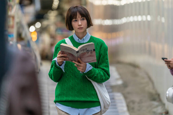 Lee Na Young cũng chia sẻ về lý do xuất hiện trong bộ phim truyền hình gốc giữa làn sóng mới xuất hiện gần đây Park Ha-Kyung's Travels: "Câu chuyện, lời thoại và bố cục được tổ chức rất tốt, và dường như có rất nhiều điểm phù hợp trong thời đại này". Lee Na Young cũng cho biết thêm, mình đã được chữa lành khi đóng vai Park Ha Kyung trong bộ phim này: “Đó là một phim trường mà ngay cả tôi cũng cảm thấy choáng ngợp vì không khí khác biệt và rất cởi mở. Có rất nhiều điều lần đầu tiên tôi được trải nghiệm”. Park Ha-Kyung's Travels là một câu chuyện lang thang vui vẻ, mô tả những khoảnh khắc bất ngờ và những cuộc gặp gỡ kỳ diệu của giáo viên dạy tiếng Hàn Park Ha-Kyung, người đã có một chuyến du lịch một ngày vào thứ Bảy, khi cô ấy muốn biến mất. Đây là lần trở lại đầu tiên của Lee Na-Young sau bốn năm, và các diễn viên xuất hiện trong mỗi tập phim đều rất lộng lẫy, vì vậy, chỉ riêng đội hình đã thu hút sự chú ý. Lee Na Young cũng chia sẻ về lý do xuất hiện trong bộ phim truyền hình gốc giữa làn sóng mới xuất hiện gần đây Park Ha-Kyung's Travels: "Câu chuyện, lời thoại và bố cục được tổ chức rất tốt, và dường như có rất nhiều điểm phù hợp trong thời đại này". Lee Na Young cũng cho biết thêm, mình đã được chữa lành khi đóng vai Park Ha Kyung trong bộ phim này: “Đó là một phim trường mà ngay cả tôi cũng cảm thấy choáng ngợp vì không khí khác biệt và rất cởi mở. Có rất nhiều điều lần đầu tiên tôi được trải nghiệm”. Park Ha-Kyung's Travels là một câu chuyện lang thang vui vẻ, mô tả những khoảnh khắc bất ngờ và những cuộc gặp gỡ kỳ diệu của giáo viên dạy tiếng Hàn Park Ha-Kyung, người đã có một chuyến du lịch một ngày vào thứ Bảy, khi cô ấy muốn biến mất. Đây là lần trở lại đầu tiên của Lee Na-Young sau bốn năm, và các diễn viên xuất hiện trong mỗi tập phim đều rất lộng lẫy, vì vậy, chỉ riêng đội hình đã thu hút sự chú ý.