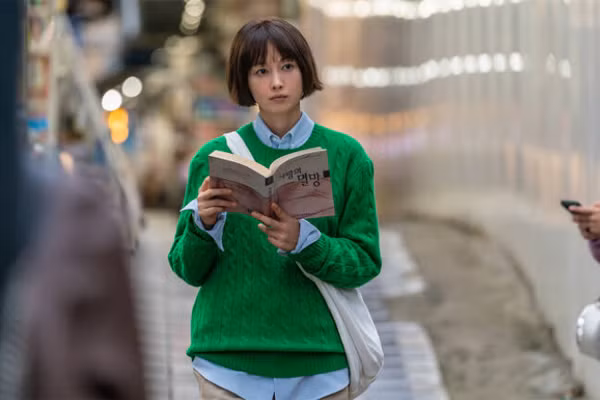 Lee Na Young cũng chia sẻ về lý do xuất hiện trong bộ phim truyền hình gốc giữa làn sóng mới xuất hiện gần đây Park Ha-Kyung's Travels: "Câu chuyện, lời thoại và bố cục được tổ chức rất tốt, và dường như có rất nhiều điểm phù hợp trong thời đại này". Lee Na Young cũng cho biết thêm, mình đã được chữa lành khi đóng vai Park Ha Kyung trong bộ phim này: “Đó là một phim trường mà ngay cả tôi cũng cảm thấy choáng ngợp vì không khí khác biệt và rất cởi mở. Có rất nhiều điều lần đầu tiên tôi được trải nghiệm”. Park Ha-Kyung's Travels là một câu chuyện lang thang vui vẻ, mô tả những khoảnh khắc bất ngờ và những cuộc gặp gỡ kỳ diệu của giáo viên dạy tiếng Hàn Park Ha-Kyung, người đã có một chuyến du lịch một ngày vào thứ Bảy, khi cô ấy muốn biến mất. Đây là lần trở lại đầu tiên của Lee Na-Young sau bốn năm, và các diễn viên xuất hiện trong mỗi tập phim đều rất lộng lẫy, vì vậy, chỉ riêng đội hình đã thu hút sự chú ý.