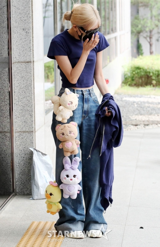 Jisoo, Jenny và Rosé đã trở về Hàn Quốc vào sáng ngày 31/7, sau khi kết thúc chuyến lưu diễn vòng quanh thế giới BORN PINK, theo lịch trình, với điểm cuối được tổ chức tại Hà Nội, Việt Nam (29 - 30/7). Trong khi đó, Lisa là thành viên cuối cùng rời khỏi Hà Nội, nhưng hiện tại vẫn chưa cập nhật được điểm đến tiếp theo của cô nàng em út này. Nhưng điều người hâm mộ quan tâm nhất lúc này là khả năng tái ký hợp đồng với YG của Lisa. Jisoo, Jenny và Rosé đã trở về Hàn Quốc vào sáng ngày 31/7, sau khi kết thúc chuyến lưu diễn vòng quanh thế giới BORN PINK, theo lịch trình, với điểm cuối được tổ chức tại Hà Nội, Việt Nam (29 - 30/7). Trong khi đó, Lisa là thành viên cuối cùng rời khỏi Hà Nội, nhưng hiện tại vẫn chưa cập nhật được điểm đến tiếp theo của cô nàng em út này. Nhưng điều người hâm mộ quan tâm nhất lúc này là khả năng tái ký hợp đồng với YG của Lisa.