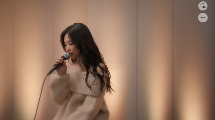 Jenny cho thấy một giọng hát không thể tin được, khẳng định bước đi đầu tiên của cô với tư cách là một nghệ sĩ solo… Và người hâm mộ toàn cầu đều cổ vũ cho video cover Giáng sinh này của Jennie.