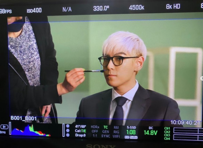 Phần 2 của Squid Game đang được quay trong vòng bí mật nghiêm ngặt, kiểm soát người qua lại giữa Seoul và Incheon.TOP (Choi Seung Hyun) đóng vai một thần tượng đã giải nghệ trong phần 2 của phim. Được biết, đạo diễn Hwang Dong Hyeok muốn tìm kiếm một diễn viên có thể rap và nhảy, và đã chọn TOP bất chấp những tranh cãi. Đặc biệt, Lee Jung-Jae, người dẫn dắt Squid Game 2, là bạn thân của TOP, thậm chí còn nảy sinh nghi ngờ về 'thông đồng casting' giữa hai người. Tuy nhiên, vào thời điểm đó, công ty quản lý Artist Company của Lee Jung Jae đã giải thích: "Việc tuyển diễn viên cho tác phẩm là quyền của đạo diễn và công ty sản xuất và việc nam diễn viên Lee Jung-Jae tham gia tuyển diễn viên là không đúng sự thật". Netflix cũng cho biết: "Việc tuyển chọn diễn viên cho các tác phẩm của Netflix là do những người sáng tạo như đạo diễn, biên kịch và công ty sản xuất thực hiện theo ý định của họ và Netflix cũng tôn trọng điều này". Phần 2 của Squid Game đang được quay trong vòng bí mật nghiêm ngặt, kiểm soát người qua lại giữa Seoul và Incheon.TOP (Choi Seung Hyun) đóng vai một thần tượng đã giải nghệ trong phần 2 của phim. Được biết, đạo diễn Hwang Dong Hyeok muốn tìm kiếm một diễn viên có thể rap và nhảy, và đã chọn TOP bất chấp những tranh cãi. Đặc biệt, Lee Jung-Jae, người dẫn dắt Squid Game 2, là bạn thân của TOP, thậm chí còn nảy sinh nghi ngờ về 'thông đồng casting' giữa hai người. Tuy nhiên, vào thời điểm đó, công ty quản lý Artist Company của Lee Jung Jae đã giải thích: "Việc tuyển diễn viên cho tác phẩm là quyền của đạo diễn và công ty sản xuất và việc nam diễn viên Lee Jung-Jae tham gia tuyển diễn viên là không đúng sự thật". Netflix cũng cho biết: "Việc tuyển chọn diễn viên cho các tác phẩm của Netflix là do những người sáng tạo như đạo diễn, biên kịch và công ty sản xuất thực hiện theo ý định của họ và Netflix cũng tôn trọng điều này".