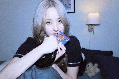 Sinh năm 2004 tại Seattle, Belle là người gốc Hàn, thành viên có khả năng ca hát đỉnh cao và kỹ năng sáng tác tuyệt vời, đồng thời cũng là giọng ca chính của nhóm.Trước khi ra mắt, Belle từng là thực tập sinh của SM Entertainment và đã chứng minh được khả năng âm nhạc của mình sau khi góp giọng trong ca khúc solo Child của NCT Mark. Cô cũng đã sáng tác các bài hát cho nhiều thần tượng như (G)-IDLE Miyeon, Purple KISS và một trong những tác phẩm nổi tiếng nhất của cô là UNFORGIVEN của LE SSERAFIM.Đặc biệt, Belle đã chiếm trọn trái tim của người hâm mộ trong và ngoài nước với ca khúc solo Countdown trong chương trình Show Champion của MBC ngày 26/7.