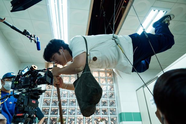 Lee Jung Ha hiện đang đóng vai Kim Bong Seok, một học sinh được thừa hưởng sức mạnh siêu nhiên của cả cha và mẹ trong bộ phim đình đám Disney+, Moving. Lee Jung Ha đã tăng 30kg cho vai diễn này, cười nói: “Sau khi giảm cân, mọi người đều hỏi tôi có phải là Bong Seok đúng không?".