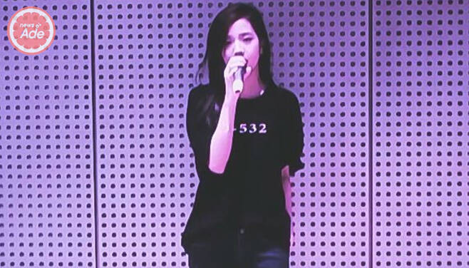 Jisoo (tên đầy đủ là Kim Jisoo) là thành viên thứ ba gia nhập BlackPink và là chị cả của nhóm. Cô là giọng ca chính và được coi là một chuyên gia hòa âm. Jisoo đã có chia sẻ về trải nghiệm khi còn là thực tập sinh: &quot;Thật khó cho tôi khi gia nhập YG, nơi có rất nhiều quy tắc. Tôi phải rèn luyện tính kiên nhẫn và sức chịu đựng, nhất là khi bạn xuất thân từ một gia đình không theo nghệ thuật&quot;.