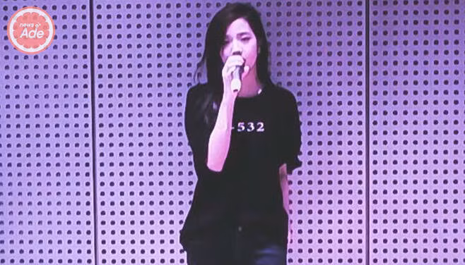 Jisoo (tên đầy đủ là Kim Jisoo) là thành viên thứ ba gia nhập BlackPink và là chị cả của nhóm. Cô là giọng ca chính và được coi là một chuyên gia hòa âm. Jisoo đã có chia sẻ về trải nghiệm khi còn là thực tập sinh: "Thật khó cho tôi khi gia nhập YG, nơi có rất nhiều quy tắc. Tôi phải rèn luyện tính kiên nhẫn và sức chịu đựng, nhất là khi bạn xuất thân từ một gia đình không theo nghệ thuật". Jisoo (tên đầy đủ là Kim Jisoo) là thành viên thứ ba gia nhập BlackPink và là chị cả của nhóm. Cô là giọng ca chính và được coi là một chuyên gia hòa âm. Jisoo đã có chia sẻ về trải nghiệm khi còn là thực tập sinh: "Thật khó cho tôi khi gia nhập YG, nơi có rất nhiều quy tắc. Tôi phải rèn luyện tính kiên nhẫn và sức chịu đựng, nhất là khi bạn xuất thân từ một gia đình không theo nghệ thuật".