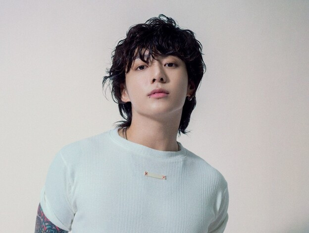 Jungkook của nhóm nhạc BTS là ca sĩ K-pop duy nhất có tên trong danh sách '25 nghệ sĩ bạch kim trong ngành công nghiệp âm nhạc 2023' do phương tiện truyền thông giải trí Mỹ Hollywood Reporter bình chọn. The Hollywood Reporter đã chọn lọc và công bố 25 nghệ sĩ tỏa sáng trong làng âm nhạc năm nay dựa trên nhiều bảng xếp hạng âm nhạc và màn trình diễn khác nhau. Trong danh sách này, Jungkook sánh vai cùng các ngôi sao nhạc Pop nổi tiếng thế giới như Beyonce, Taylor Swift và Olivia Rodrigo... Jungkook cũng sẽ là ca sĩ solo Hàn Quốc đầu tiên xuất hiện với tư cách là người dẫn đầu (thành viên ký tên) tại Lễ hội công dân toàn cầu 2023 được tổ chức tại Central Park ở New York, Hoa Kỳ, vào lúc 5h sáng (giờ Hàn Quốc) vào ngày 24/9. Buổi biểu diễn này sẽ được truyền hình trực tiếp trên kênh YouTube chính thức của lễ hội. Jungkook của nhóm nhạc BTS là ca sĩ K-pop duy nhất có tên trong danh sách '25 nghệ sĩ bạch kim trong ngành công nghiệp âm nhạc 2023' do phương tiện truyền thông giải trí Mỹ Hollywood Reporter bình chọn. The Hollywood Reporter đã chọn lọc và công bố 25 nghệ sĩ tỏa sáng trong làng âm nhạc năm nay dựa trên nhiều bảng xếp hạng âm nhạc và màn trình diễn khác nhau. Trong danh sách này, Jungkook sánh vai cùng các ngôi sao nhạc Pop nổi tiếng thế giới như Beyonce, Taylor Swift và Olivia Rodrigo... Jungkook cũng sẽ là ca sĩ solo Hàn Quốc đầu tiên xuất hiện với tư cách là người dẫn đầu (thành viên ký tên) tại Lễ hội công dân toàn cầu 2023 được tổ chức tại Central Park ở New York, Hoa Kỳ, vào lúc 5h sáng (giờ Hàn Quốc) vào ngày 24/9. Buổi biểu diễn này sẽ được truyền hình trực tiếp trên kênh YouTube chính thức của lễ hội.