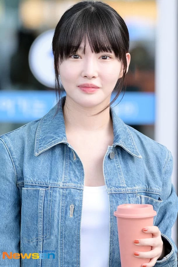 Lần xuất hiện trước công chúng gần đây nhất của Chungha là vào ngày 18/8 cho chuyến biểu diễn tại KAMP Fest 2023 CDMX in Mexico, sau khi rời khỏi công ty quản lý MNH Entertainment vào tháng 4 năm nay. Nữ ca sĩ vẫn chưa đưa ra tin tức nào về kế hoạch ký hợp đồng với công ty mới. Hơn nữa, vì nữ thần tượng không có tài khoản SNS cá nhân nào đang hoạt động nên nhiều người hâm mộ mong muốn được thấy Chungha sớm tiếp tục hoạt động quảng bá. Lần xuất hiện trước công chúng gần đây nhất của Chungha là vào ngày 18/8 cho chuyến biểu diễn tại KAMP Fest 2023 CDMX in Mexico, sau khi rời khỏi công ty quản lý MNH Entertainment vào tháng 4 năm nay. Nữ ca sĩ vẫn chưa đưa ra tin tức nào về kế hoạch ký hợp đồng với công ty mới. Hơn nữa, vì nữ thần tượng không có tài khoản SNS cá nhân nào đang hoạt động nên nhiều người hâm mộ mong muốn được thấy Chungha sớm tiếp tục hoạt động quảng bá.