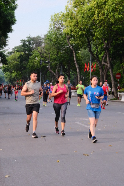 Không chỉ giới trẻ Việt mà cả các bạn &apos;Tây’ cũng muốn trải nghiệm không khí luyện tập thể thao mừng Ngày Quốc khánh 2/9 của Việt Nam.