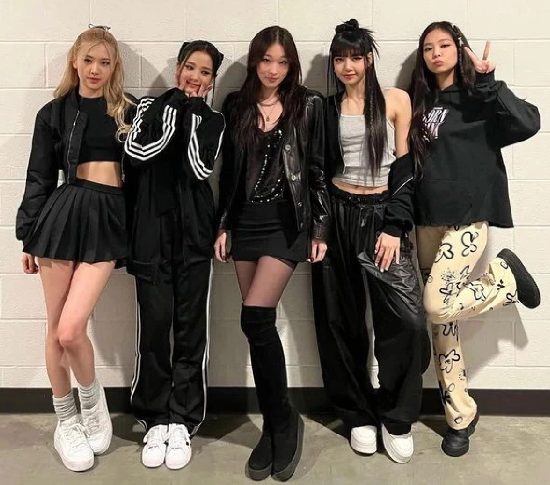 Đặc biệt, Moon Seo Yoon có mối quan hệ khá thân thiết với BLACKPINK. Mới đây, cô cũng đã đến xem concert của nhóm.