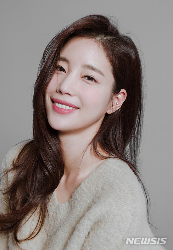 Ki Eun Se (1983) chính thức ra mắt làng giải trí Hàn Quốc vào năm 2006. Từ đó đến nay, 'mỹ nhân Penthouse' được biết đến nhờ loạt vai phụ trong các siêu phẩm truyền hình như Phẩm giá quý ông (2012), Hospital Playlist (2020), Penthouse (2020), Now, We Are Breaking Up (2021)… Năm 2012, nữ diễn viên kết hôn với doanh nhân người Mỹ gốc Hàn, hơn mình 12 tuổi. Sau hơn một thập kỷ chung sống, họ vẫn chưa có con. Dù sự nghiệp diễn xuất có phần khiêm tốn nhưng ở mảng thời trang, Ki Eun Se là một nhân vật cực kỳ có sức ảnh hưởng. Nhờ phong cách thời trang sành điệu, hút mắt và không kém phần sang chảnh, Ki Eun Se thường xuyên là đối tác quảng cáo của nhiều nhãn hàng thời trang, từ bình dân cho đến cao cấp. Nữ diễn viên còn là một "tay chơi túi hiệu" và thường xuyên góp mặt tại các tuần lễ thời trang. Ngoài ra, Ki Eun Se còn được biết đến là bạn thân của Song Hye Kyo. Ki Eun Se (1983) chính thức ra mắt làng giải trí Hàn Quốc vào năm 2006. Từ đó đến nay, 'mỹ nhân Penthouse' được biết đến nhờ loạt vai phụ trong các siêu phẩm truyền hình như Phẩm giá quý ông (2012), Hospital Playlist (2020), Penthouse (2020), Now, We Are Breaking Up (2021)… Năm 2012, nữ diễn viên kết hôn với doanh nhân người Mỹ gốc Hàn, hơn mình 12 tuổi. Sau hơn một thập kỷ chung sống, họ vẫn chưa có con. Dù sự nghiệp diễn xuất có phần khiêm tốn nhưng ở mảng thời trang, Ki Eun Se là một nhân vật cực kỳ có sức ảnh hưởng. Nhờ phong cách thời trang sành điệu, hút mắt và không kém phần sang chảnh, Ki Eun Se thường xuyên là đối tác quảng cáo của nhiều nhãn hàng thời trang, từ bình dân cho đến cao cấp. Nữ diễn viên còn là một "tay chơi túi hiệu" và thường xuyên góp mặt tại các tuần lễ thời trang. Ngoài ra, Ki Eun Se còn được biết đến là bạn thân của Song Hye Kyo.