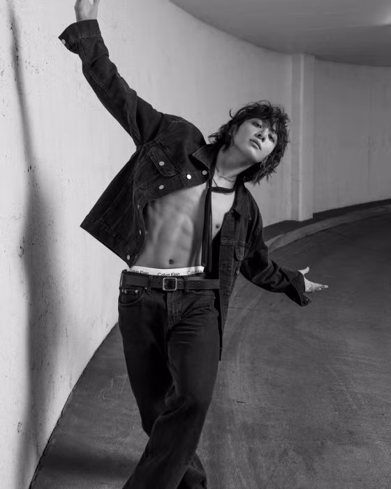 Jungkook của BTS hớp hồn người hâm mộ trên toàn thế giới bằng sức hút gợi cảm và sexy của mình. Mới đây, thương hiệu thời trang Mỹ Calvin Klein đã tung ra bộ ảnh họa báo Chiến dịch mùa Thu 2023 của Jungkook đang hoạt động với tư cách người mẫu và đại sứ toàn cầu thông qua SNS chính thức. Trong họa báo, Jungkook chiếm trọn ánh nhìn, khi diện trang phục phong cách retro, với mái tóc dài uốn cụp, toát lên khí chất gợi liên tưởng đến biểu tượng thời trang thập niên 1990. Jungkook đã thể hiện concept phi giới tính cùng cá tính của mình khi diện trang phục crop top độc đáo một cách sành điệu và cực ngầu.