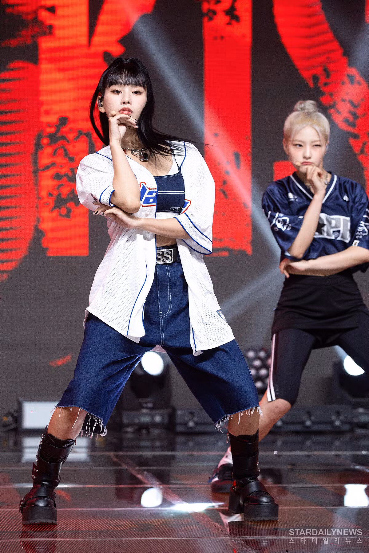 Natty (Idol 21 tuổi) đã thể hiện màn Hip Hop 'cực đỉnh' trong buổi phát sóng thứ 579 của Simply K-pop ngày 28/7. Natty được biết đến trong làng nhạc với tư cách là thực tập sinh nổi tiếng của JYP, một nghệ sĩ toàn diện, có kỹ năng ca hát và phong độ ổn định. Natty cũng thu hút sự chú ý với tư cách vũ công chính của nhóm, được coi là "Tiểu Lisa" của BLACKPINK.