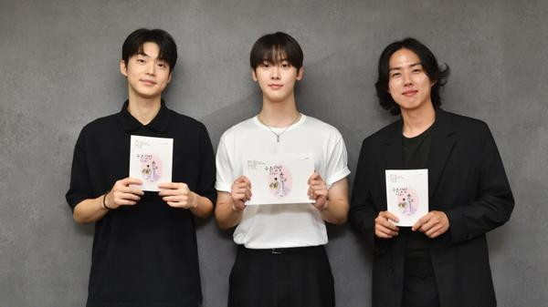 Từ trái sang phải: Kim Kang Min, Yoon San Ha, Baek Sung Hyeon từ bộ phim Suunjappbang. Kim Kang Min sẽ vào vai Gye Am, người đã giới thiệu thế giới ẩm thực cho Kim Yu. Dù xuất thân gia đình nghèo khó nhưng Gye Am khẳng định mình là đầu bếp hàng đầu ở Joseon với niềm đam mê nấu nướng. Baek Sung Hyeon sẽ xuất hiện đặc biệt với vai anh trai hỗ trợ Kim Yu, Kim Yeon, người có sức hút mềm mại nhưng mạnh mẽ.