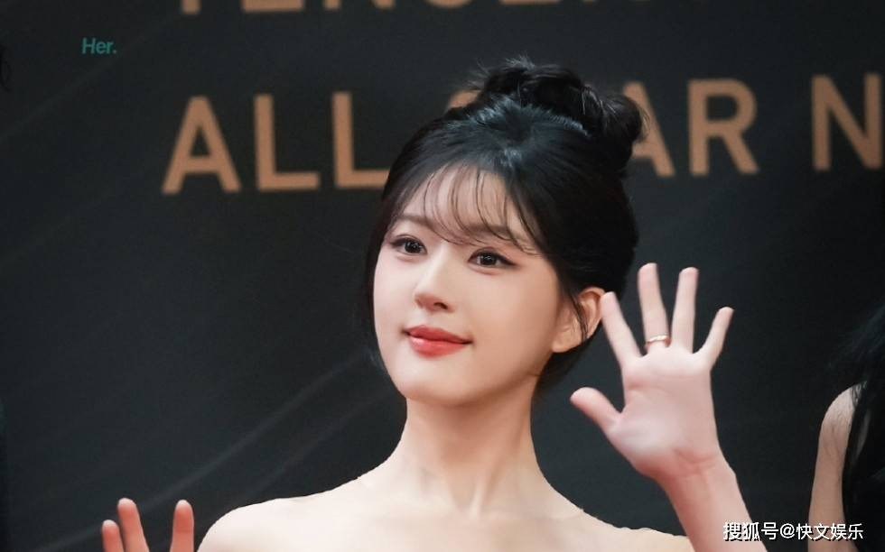 Là diễn viên thế hệ mới, Triệu Lộ Tư đã chiếm được tình cảm của nhiều người hâm mộ nhờ vẻ ngoài ngọt ngào và khả năng diễn xuất tự nhiên. Trước đó, cô từng có màn thể hiện xuất sắc trong nhiều bộ phim truyền hình nổi tiếng như Tinh Hán xán lạn, Hậu Lãng, Vụng trộm không thể giấu... và hiện là Thần Ẩn. Tuy nhiên, việc lộ ra những bức ảnh gần đây khiến người ta có thể nhìn thấy một Triệu Lộ Tư khác hẳn.