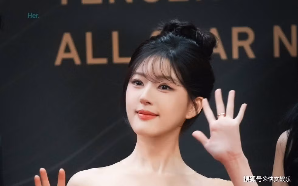 Là diễn viên thế hệ mới, Triệu Lộ Tư đã chiếm được tình cảm của nhiều người hâm mộ nhờ vẻ ngoài ngọt ngào và khả năng diễn xuất tự nhiên. Trước đó, cô từng có màn thể hiện xuất sắc trong nhiều bộ phim truyền hình nổi tiếng như Tinh Hán xán lạn, Hậu Lãng, Vụng trộm không thể giấu... và hiện là Thần Ẩn. Tuy nhiên, việc lộ ra những bức ảnh gần đây khiến người ta có thể nhìn thấy một Triệu Lộ Tư khác hẳn.