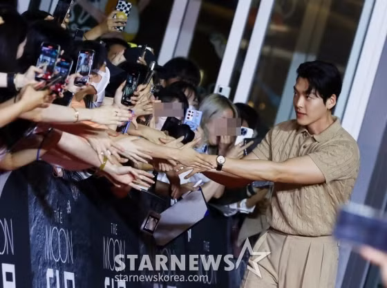 Nam diễn viên Kim Woo Bin tham dự buổi chiếu sớm VIP của The Moon, được tổ chức tại Quảng trường Thời đại ở Yeongdeungpo-dong, Yeongdeungpo-gu, Seoul vào chiều ngày 25/7. The Moon là bộ phim chính kịch sinh tồn ngoài không gian miêu tả cuộc đấu tranh tuyệt vọng giữa Seon Woo, một thành viên phi hành đoàn bị mắc kẹt trên mặt trăng do tai nạn và Jae-Guk, cựu giám đốc trung tâm vũ trụ đang cố gắng cứu anh ta một cách tuyệt vọng. Phim sẽ ra mắt vào ngày 2/8 tới đây, do Kim Yong Hwa viết kịch bản và đạo diễn, với sự tham gia của Sol Kyung Gu, Do Kyung Soo và Kim Hee Ae.