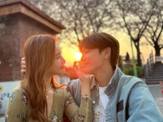 Choi Seong-Jun, người bạn chung của cả hai, người được cho là 'mai mối' đã chia sẻ về những rạn nứt tình cảm của Se7en và Lee Da Hae năm 2021: "Có những thăng trầm khi hẹn hò. Không phải đã có một sự cố lớn khác vào năm ngoái sao? Nhưng ngay cả khi họ không hẹn hò, tôi biết họ vẫn luôn dành cho nhau một thứ tình cảm đặc biệt, hơn cả tri kỷ". Choi Seong-Jun, người bạn chung của cả hai, người được cho là 'mai mối' đã chia sẻ về những rạn nứt tình cảm của Se7en và Lee Da Hae năm 2021: "Có những thăng trầm khi hẹn hò. Không phải đã có một sự cố lớn khác vào năm ngoái sao? Nhưng ngay cả khi họ không hẹn hò, tôi biết họ vẫn luôn dành cho nhau một thứ tình cảm đặc biệt, hơn cả tri kỷ".