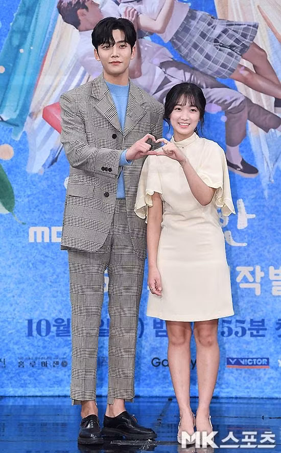 Rowoon cùng bạn diễn Kim Hye Yoon trong Extra Extra You (Vô tình gặp Haru).