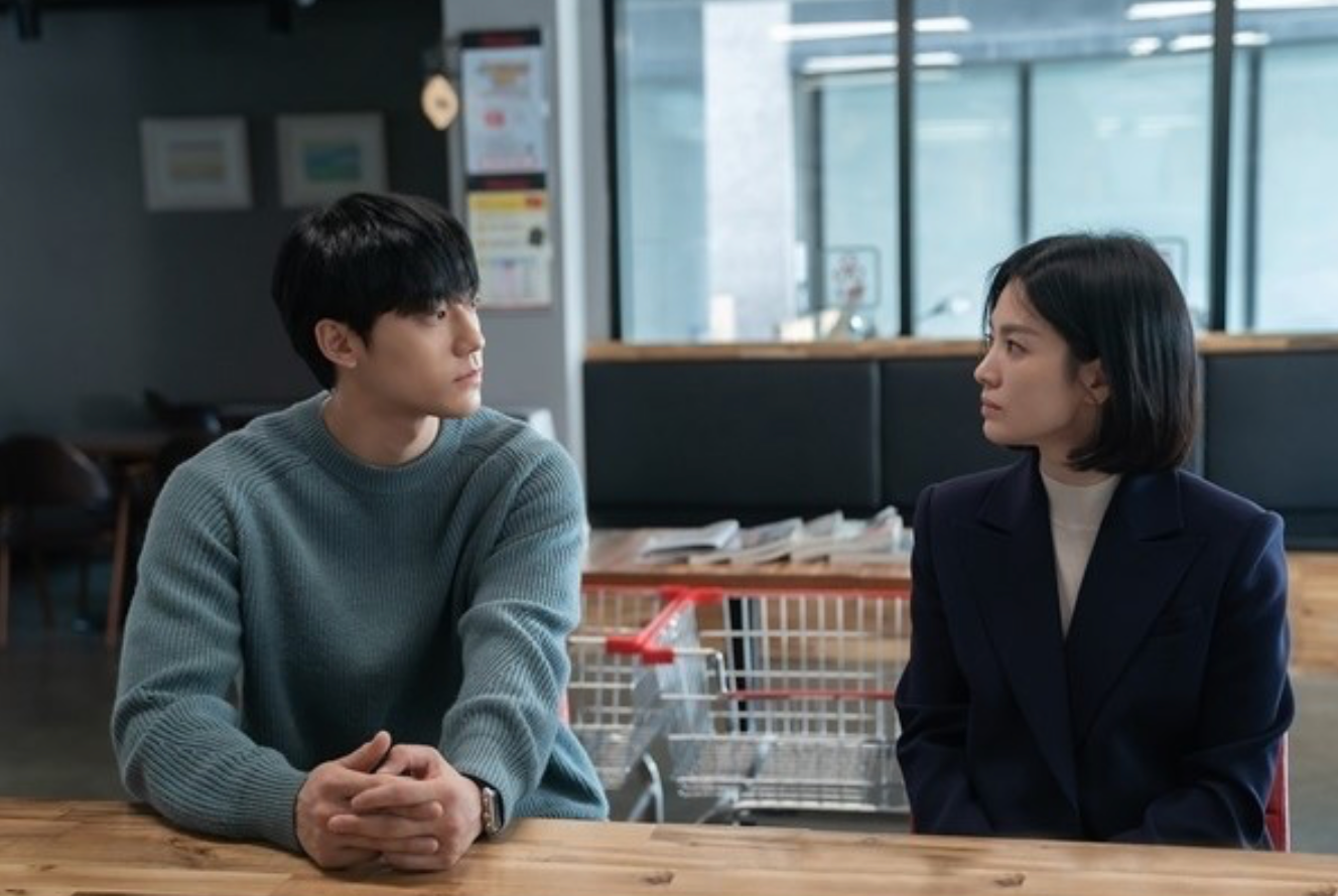 Song Hye Kyo có màn kết hợp cực ăn ý với Lee Do Hyun, không hề "lệch pha" như đồn đoán. Song Hye Kyo có màn kết hợp cực ăn ý với Lee Do Hyun, không hề "lệch pha" như đồn đoán.