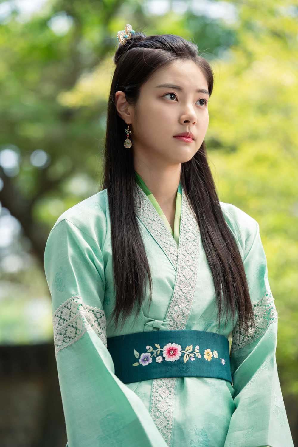 'Nữ tù nhân 2037' Hong Ye Ji vào vai Yeon Wol, một thành viên của nhóm sát thủ vô tình trở thành vợ lẽ của thái tử Sajo Hyun. Cô đóng cả vai Yeon Wol trước khi mất trí nhớ và Eun Hyobi sau khi mất trí nhớ nhưng trông khác biệt rõ rệt. 'Nữ tù nhân 2037' Hong Ye Ji vào vai Yeon Wol, một thành viên của nhóm sát thủ vô tình trở thành vợ lẽ của thái tử Sajo Hyun. Cô đóng cả vai Yeon Wol trước khi mất trí nhớ và Eun Hyobi sau khi mất trí nhớ nhưng trông khác biệt rõ rệt.