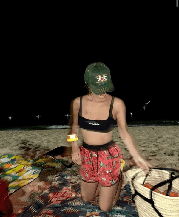 Trong bức ảnh mới được công bố, Hwasa đang có khoảng thời gian vui vẻ trên bãi biển cùng những người quen. Nữ thần tượng giảm cân khá nhiều nhưng vẻ sexy khỏe khoắn đặc trưng vẫn không đổi, khiến fan càng thêm ngưỡng mộ. Trong bức ảnh mới được công bố, Hwasa đang có khoảng thời gian vui vẻ trên bãi biển cùng những người quen. Nữ thần tượng giảm cân khá nhiều nhưng vẻ sexy khỏe khoắn đặc trưng vẫn không đổi, khiến fan càng thêm ngưỡng mộ.