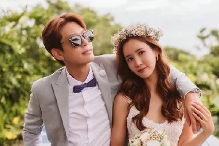 Se7en bị khán giả Hàn tẩy chay từ năm 2013 vì scandal vào tiệm mát-xa kèm dịch vụ mại dâm trong thời gian nhập ngũ. Thời điểm bị chụp ảnh vào tiệm mát-xa, Seven đang hẹn hò với Park Han Byul. Sau đó, vì quá xấu hổ với scandal của nam ca sĩ, Park Han Byul đã chấm dứt mối tình kéo dài 12 năm giữa hai người. Trong khi đó, Lee Da Hae bị chỉ trích vì cô vốn là bạn thân của Park Han Byul, từ đó mới quen biết Se7en. Không ít khán giả Hàn cho rằng Lee Da Hae cố tình lợi dụng tình bạn giữa cô và Park Han Byul để chờ thời cơ giành lấy tình yêu của Seven. Ngoài ra, khán giả còn chỉ trích Lee Da Hae vì cho rằng cô không có "mắt" chọn bạn trai, sẵn sàng hẹn hò với người đàn ông từng vào cơ sở mát-xa kèm dịch vụ mại dâm. Se7en bị khán giả Hàn tẩy chay từ năm 2013 vì scandal vào tiệm mát-xa kèm dịch vụ mại dâm trong thời gian nhập ngũ. Thời điểm bị chụp ảnh vào tiệm mát-xa, Seven đang hẹn hò với Park Han Byul. Sau đó, vì quá xấu hổ với scandal của nam ca sĩ, Park Han Byul đã chấm dứt mối tình kéo dài 12 năm giữa hai người. Trong khi đó, Lee Da Hae bị chỉ trích vì cô vốn là bạn thân của Park Han Byul, từ đó mới quen biết Se7en. Không ít khán giả Hàn cho rằng Lee Da Hae cố tình lợi dụng tình bạn giữa cô và Park Han Byul để chờ thời cơ giành lấy tình yêu của Seven. Ngoài ra, khán giả còn chỉ trích Lee Da Hae vì cho rằng cô không có "mắt" chọn bạn trai, sẵn sàng hẹn hò với người đàn ông từng vào cơ sở mát-xa kèm dịch vụ mại dâm.