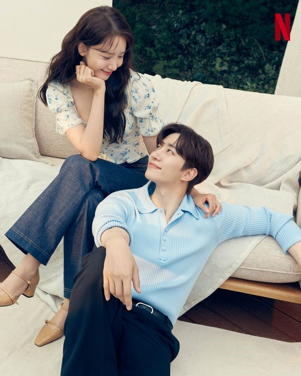 Kể từ lần phát sóng đầu tiên vào ngày 17/6, bộ phim truyền hình thứ bảy và chủ nhật của đài JTBC King the Land đã liên tục phá kỷ lục tỷ suất người xem cao nhất của chính mình và thống trị các bảng xếp hạng, khẳng định mình là bộ phim cuối tuần mạnh nhất. Bộ phim cũng đã thu hút nhiều khán giả khác nhau không phân biệt biên giới và trở nên phổ biến trên toàn thế giới vượt ra ngoài Hàn Quốc, chẳng hạn như đứng đầu trong Netflix TOP10 TV (không phải tiếng Anh).