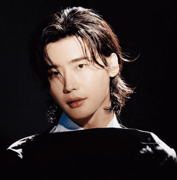 Lee Jong Suk chia sẻ trên tạp chí thời trang Esquire số tháng 3/2023: " Khi ở độ tuổi 20, tôi nghĩ mọi người sẽ hiểu những gì tôi đã làm, nhưng bây giờ, ở độ tuổi 30, tôi nghĩ mình cần phải đối xử và nói chuyện một cách lịch sự, trưởng thành hơn với bất kỳ ai từng gặp. Đã đến lúc tôi phải trở về tích cực hơn, sau khi trải qua giai đoạn biến động mang tên nghĩa vụ quân sự". Lee Jong Suk chia sẻ trên tạp chí thời trang Esquire số tháng 3/2023: " Khi ở độ tuổi 20, tôi nghĩ mọi người sẽ hiểu những gì tôi đã làm, nhưng bây giờ, ở độ tuổi 30, tôi nghĩ mình cần phải đối xử và nói chuyện một cách lịch sự, trưởng thành hơn với bất kỳ ai từng gặp. Đã đến lúc tôi phải trở về tích cực hơn, sau khi trải qua giai đoạn biến động mang tên nghĩa vụ quân sự".