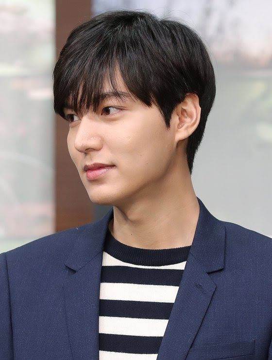 Lee Min Ho đã có chuyến khởi hành đến Philippines vào ngày 14/10 để tham dự sự kiện kỷ niệm ngày thành lập một công ty Philippines mà nam diễn viên đang làm người mẫu. Tại sân bay Manila ở Philippines, một lượng lớn người hâm mộ đã tụ tập để chào đón Lee Min Ho từ rất sớm, tạo nên một cảnh tượng 'ngoạn mục'. Sự nổi tiếng toàn cầu của Lee Min Ho được dự đoán sẽ tiếp tục tăng cao thông qua bộ phim truyền hình Ask the Stars và Pachinko mùa 2 của Apple TV+, sẽ được phát hành vào năm tới. Lee Min Ho đã có chuyến khởi hành đến Philippines vào ngày 14/10 để tham dự sự kiện kỷ niệm ngày thành lập một công ty Philippines mà nam diễn viên đang làm người mẫu. Tại sân bay Manila ở Philippines, một lượng lớn người hâm mộ đã tụ tập để chào đón Lee Min Ho từ rất sớm, tạo nên một cảnh tượng 'ngoạn mục'. Sự nổi tiếng toàn cầu của Lee Min Ho được dự đoán sẽ tiếp tục tăng cao thông qua bộ phim truyền hình Ask the Stars và Pachinko mùa 2 của Apple TV+, sẽ được phát hành vào năm tới.