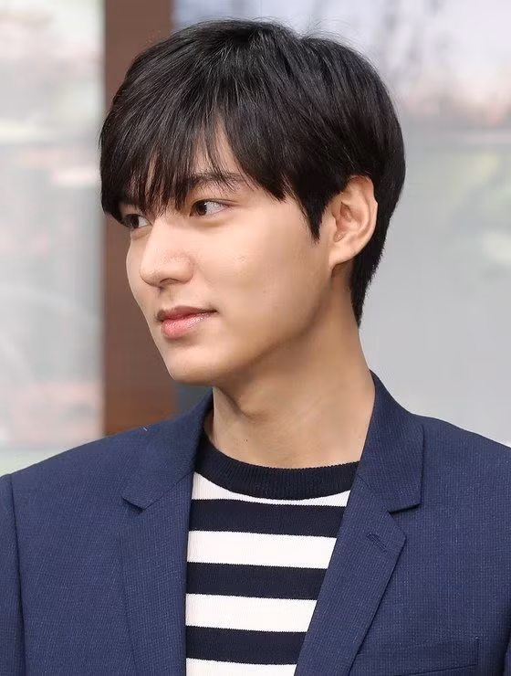 Lee Min Ho đã có chuyến khởi hành đến Philippines vào ngày 14/10 để tham dự sự kiện kỷ niệm ngày thành lập một công ty Philippines mà nam diễn viên đang làm người mẫu. Tại sân bay Manila ở Philippines, một lượng lớn người hâm mộ đã tụ tập để chào đón Lee Min Ho từ rất sớm, tạo nên một cảnh tượng 'ngoạn mục'. Sự nổi tiếng toàn cầu của Lee Min Ho được dự đoán sẽ tiếp tục tăng cao thông qua bộ phim truyền hình Ask the Stars và Pachinko mùa 2 của Apple TV+, sẽ được phát hành vào năm tới.