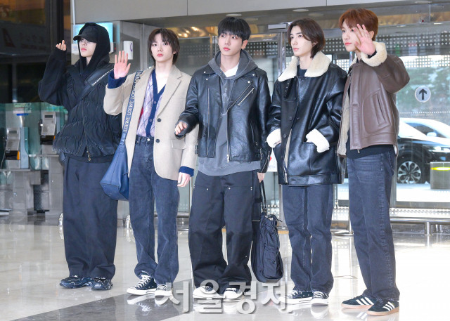 Nhóm BOYNEXTDOOR đến Tokyo, Nhật Bản thông qua sân bay quốc tế Gimpo để tham dự buổi biểu diễn Music Bank Global Festival 2023 vào sáng ngày 8/12 và sẽ thiếu vắng Riwoo. Nhóm BOYNEXTDOOR đến Tokyo, Nhật Bản thông qua sân bay quốc tế Gimpo để tham dự buổi biểu diễn Music Bank Global Festival 2023 vào sáng ngày 8/12 và sẽ thiếu vắng Riwoo.