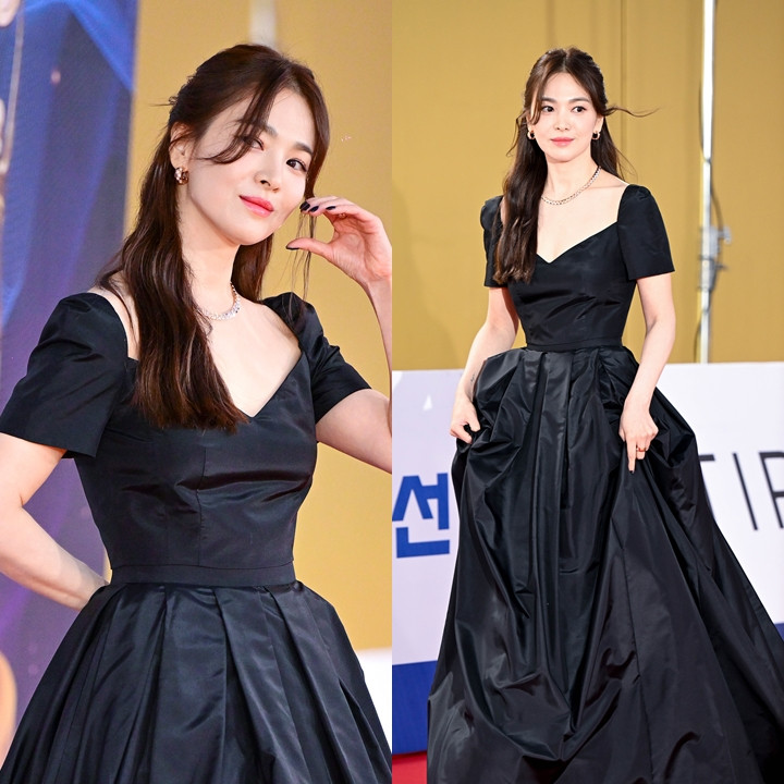 Trang phục của Song Hye Kyo diện trên thảm đỏ tại Lễ trao giải Rồng Xanh lần thứ 2 là tâm điểm của cánh phóng viên khi nó ghi điểm tuyệt đối bởi sự thanh lịch kết hợp ngọt ngào không kém phần quyến rũ. Dù chỉ là một chiếc váy đen vô cùng đơn giản, không có bất kỳ chi tiết trang trí hay điểm nhấn nào khác nhưng cách phối đồ đơn giản lại càng khiến nhan sắc của nữ diễn viên chính Glory thêm phần nổi bật. Tóc và trang điểm tự nhiên cùng phụ kiện không quá rườm rà với một chiếc vòng cổ tạo nên 'bức tranh tuyệt sắc hoàn chỉnh'.