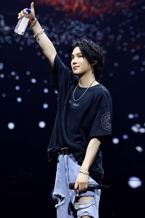 SUGA, người đã nhận được Huân chương Văn hóa Hwagwan cùng với các thành viên BTS sẽ lên đường hoàn thành nghĩa vụ quân sự của mình từ ngày 22/9 và gặp lại khán giả vào năm 2025. SUGA là thành viên thứ ba của đội thực hiện nghĩa vụ quân sự, sau thành viên Jin và J-Hope.