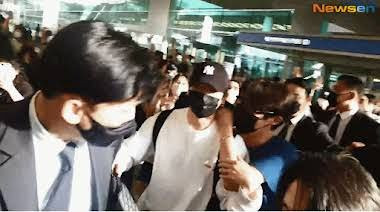 BTS bị bao vây bởi đám đông ở sân bay.