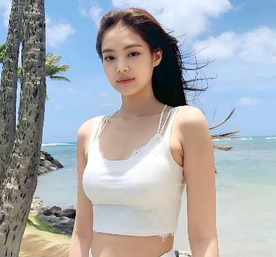 Vào ngày chương trình Netflix Solo Hell phát sóng, nhiều SNS (dịch vụ mạng xã hội) như Instagram, quán cà phê và blog chứa đầy thông tin về trang phục mà dàn diễn viên mặc. Hầu hết trong số đó là những bộ trang phục mùa Hè đầy màu sắc hay những bộ đồ bơi như bikini khiến chúng ta liên tưởng đến những bãi biển nhiệt đới. Và bộ bikini của Jennie cháy hàng bất chấp đợt lạnh kỷ lục ở Hàn càng chứng tỏ sức hút cũng như sức ảnh hưởng khó cưỡng lại của cô nàng thành viên nhóm BLACKPINK này.