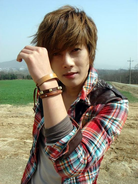 Kim Hyun Joong ra mắt với tư cách là trưởng nhóm và gương mặt đại diện của nhóm. Kim Hyun Joong nổi tiếng toàn cầu tại thời điểm đó với tư cách là một “chàng trai đẹp như hoa” sau lần ra mắt diễn xuất trong bộ phim kinh điển K-Drama, Boys Over Flowers, được chuyển thể từ bộ truyện tranh nổi tiếng của Nhật Bản. Sau khi kết thúc hợp đồng với DSP Media vào năm 2010, Kim Hyun Joong gia nhập KeyEast và tiếp tục sự nghiệp diễn xuất lẫn ca hát của mình. Kim Hyun Joong thừa nhận trong một cuộc phỏng vấn năm 2020 rằng, anh rút lui khỏi ánh đèn sân khấu vì những lời chỉ trích phải đối mặt. Năm 2022, Kim Hyun Joong xác nhận với người hâm mộ rằng mình kết hôn với một người không phải người nổi tiếng và đón con trai đầu lòng vào cuối năm đó. Kim Hyun Joong đã có sự trở lại được chờ đợi từ lâu với My Sun vào đầu năm. Bài hát được dành tặng cho con trai, bố và người hâm mộ của anh ấy.