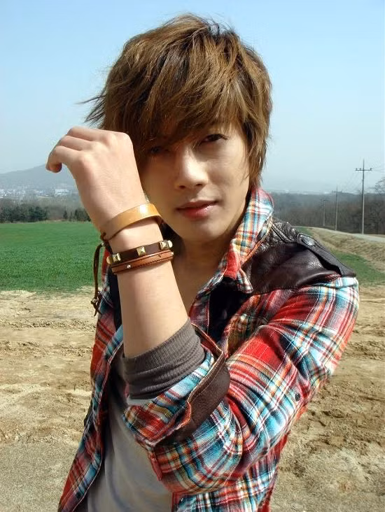 Kim Hyun Joong ra mắt với tư cách là trưởng nhóm và gương mặt đại diện của nhóm. Kim Hyun Joong nổi tiếng toàn cầu tại thời điểm đó với tư cách là một “chàng trai đẹp như hoa” sau lần ra mắt diễn xuất trong bộ phim kinh điển K-Drama, Boys Over Flowers, được chuyển thể từ bộ truyện tranh nổi tiếng của Nhật Bản. Sau khi kết thúc hợp đồng với DSP Media vào năm 2010, Kim Hyun Joong gia nhập KeyEast và tiếp tục sự nghiệp diễn xuất lẫn ca hát của mình. Kim Hyun Joong thừa nhận trong một cuộc phỏng vấn năm 2020 rằng, anh rút lui khỏi ánh đèn sân khấu vì những lời chỉ trích phải đối mặt. Năm 2022, Kim Hyun Joong xác nhận với người hâm mộ rằng mình kết hôn với một người không phải người nổi tiếng và đón con trai đầu lòng vào cuối năm đó. Kim Hyun Joong đã có sự trở lại được chờ đợi từ lâu với My Sun vào đầu năm. Bài hát được dành tặng cho con trai, bố và người hâm mộ của anh ấy.
