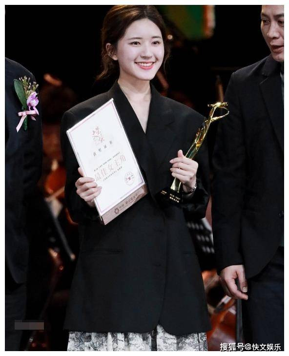 Triệu Lộ Tư là một nữ diễn viên không chỉ sở hữu vẻ ngoài xinh đẹp, mà đặc biệt còn có nụ cười không thể cưỡng lại được.